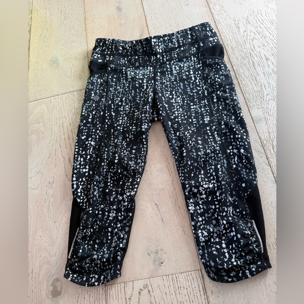Pristine Immaculate Athleta Pebble Be Free Knicker Capri Leggings Size: Small - Picture 4 of 7